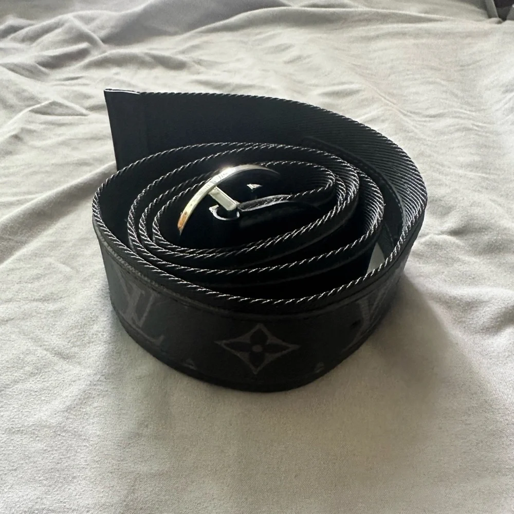 Brand new, never worn Louis Vuitton Belt. (Black leather) - Picture 2 of 4